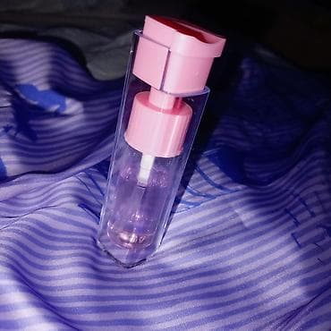 dior addict 1: Elegantna bočica parfema Louis Vuitton u tamnoj boji, sa — 2