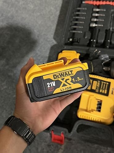 tolsen tools made in: DEWALT akumulatorski udarni odvrtač – komplet u koferu Sadržaj — 3