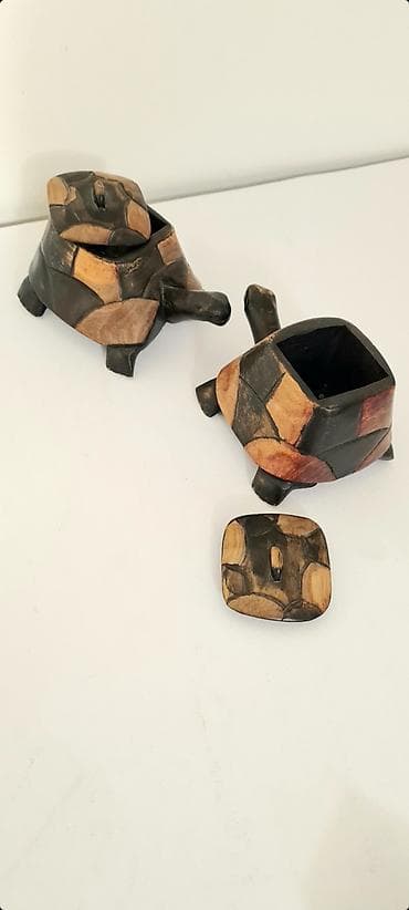 Ureznice: - Po jednoj ceni, na prodaju dve drvene kutijice u obliku kornjača. - — 4