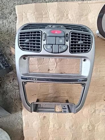 led oci za auto: LANCIA Y SREDISNI PANEL SA VENTILACIJOM | Sredisnji panel sa — 4
