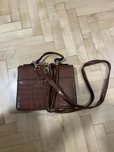 Elegantna braon torbica sa krokodil teksturom - Materijal: veštačka