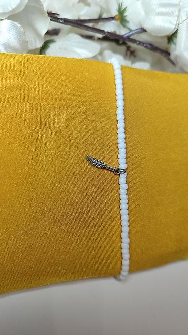 nike air force shadow: Delikatna narukvica od sitnih belih perlica sa metalnim priveškom u — 3