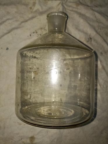 Tri flaše sa slike prva najveća zapremine 2,2 litre,druga četvrtasta