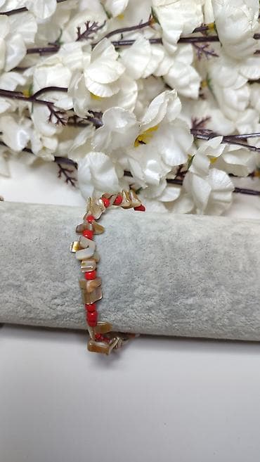 mindjuse za celo uvo: Narukvica od školjki i crvenih perli - Dizajn: nežno asimetričan niz — 2