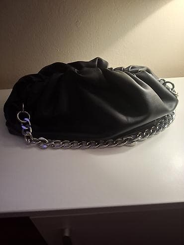 clutch torba: Crna ženska torba – mekani “pouch” model sa lancem - Materijal — 2