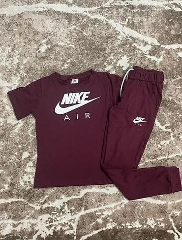 Gornji i donji deo: Komplet majica i donji deo trenerke. -Veliki Nike Air logo na — 3