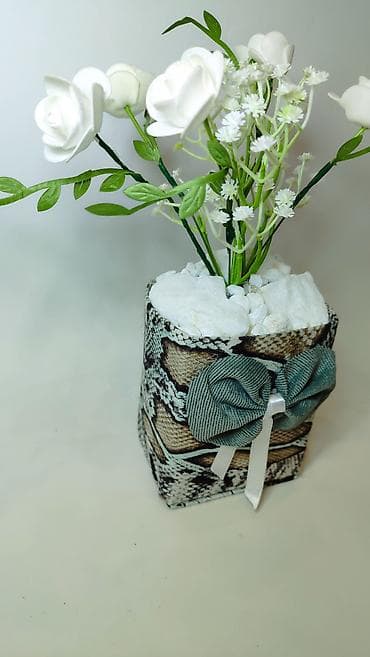 Kućni dekor: Dekorativna aranžmanska saksija sa veštačkim belim ružama - Elegantna — 3