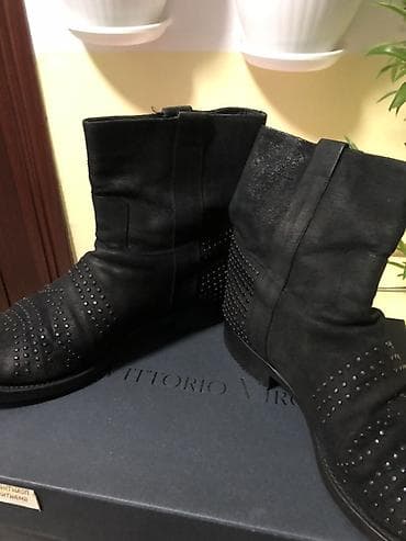 Sandale i papuče: Crne kožne čizme sa nitnama - Materijal: prirodna koža, spolja i — 8