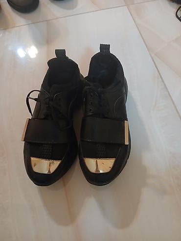 buzz nike patike: Crne ženske patike sa zlatnim detaljima na vrhu. Model kombinuje — 1