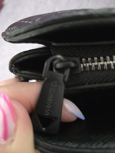 guess ogrlice leptir: GUESS ženska crossbody torba – crna - Materijal: veštačka koža sa — 2