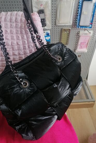 Savršena tašna
Plaćena 5900
Par puta nošena
Besprekorna
Kao nova