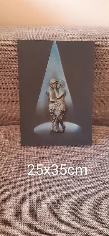 slike papagaja: Dekorativna zidna slika sa reljefnom figurom para u zagrljaju — 1