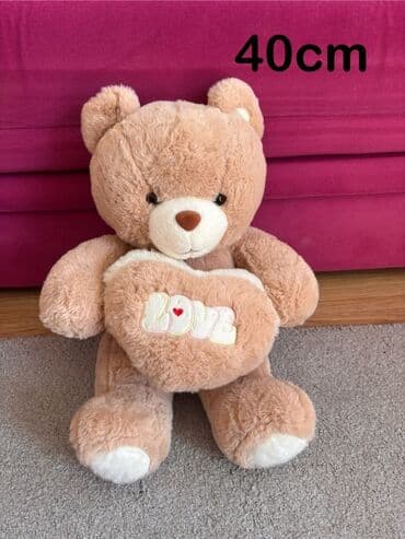 ugg čizme za decu: Braon plišani medvedić, visok 60 cm, sa belim srcem i natpisom „I ❤️ — 2