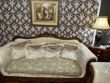 trosed za spavanje: Garnitura sofa u baroknom stilu, karakteristična po rezbarenom drvenom — 2