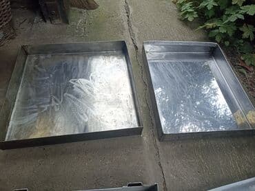 plasticne posude za hranu sa pregradama: Četiri tepsije sa slike,dve prohromske 39 cm x 39 cm dubina 5 cm od — 2