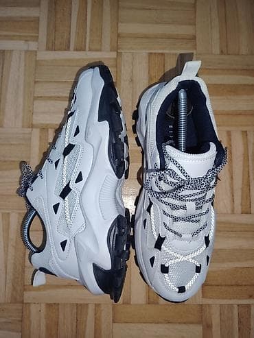 starke bele cena: Patike za svakodnevno nošenje i trail inspirisan dizajn UG 24,5 - — 4