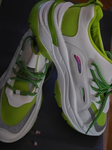 sintisajzer sa mikrofonom za decu: Sneakers/Patike – modni “chunky/dad” i sportski modeli u jarkim bojama — 1