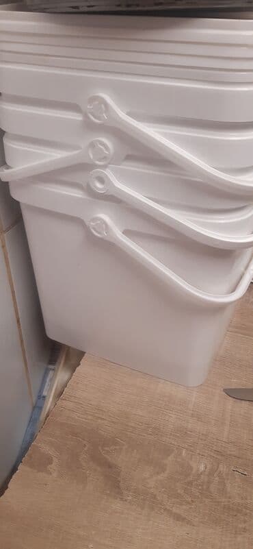 plasticne kante: Plasticne kante veoma cvrste sa poklopcima i ruckom.10kg.ciste — 2