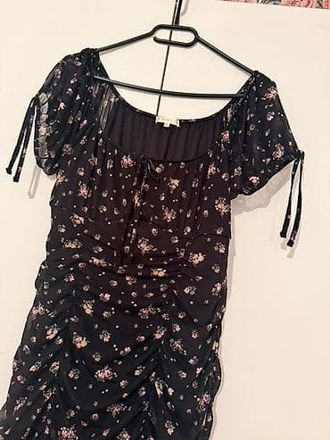 Muška odeća: Crna mini haljina s cvetnim printom - Model: romantična, uska mini — 3