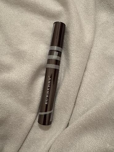 Burberry maskara - Luksuzna maskara iz Burberry linije, u elegantnom