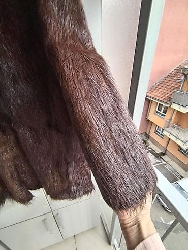 jakna pull and bear: Krzneni kaput od prirodnog krzna u tamno braon boji. Klasičan kroj — 4