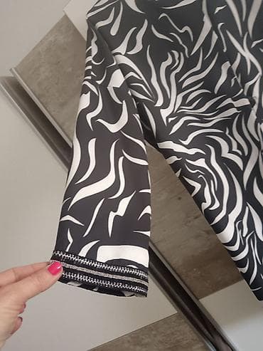 bele tn patike: Elegantni ženski mantil sa crno‑belim apstraktnim (zebra) printom. - — 2