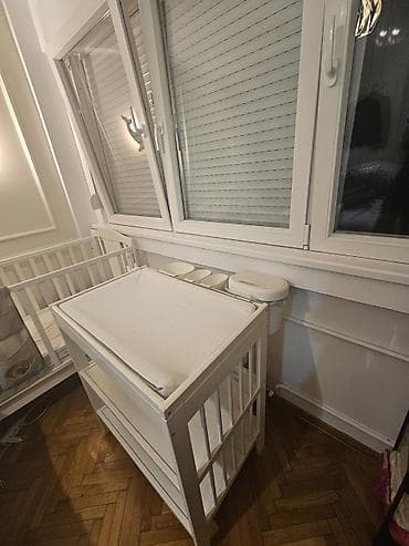 namestaj pice: Drveni sto za presvlačenje bebe, bela boja. - Prostrana radna — 2