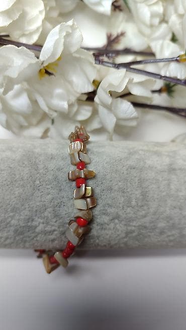 mindjuse za celo uvo: Narukvica od školjki i crvenih perli - Dizajn: nežno asimetričan niz — 1