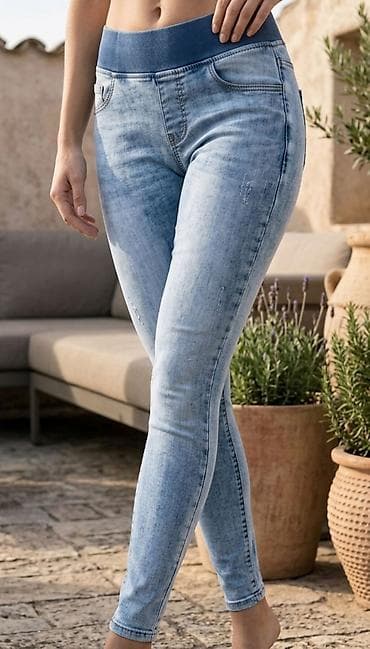 Ženske jeggings farmerice – svetlo isprani “denim” efekat - Model