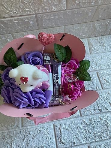 Sobne biljke: Poklon set – dekorativne korpe sa ružama, slatkišima i detaljima za — 4