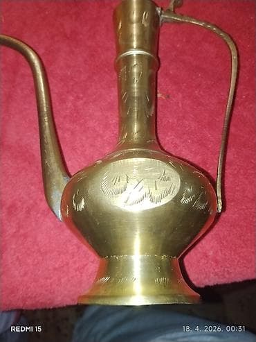 Mesingani dekorativni ibrik/džezva sa gravurom - Materijal: masivan