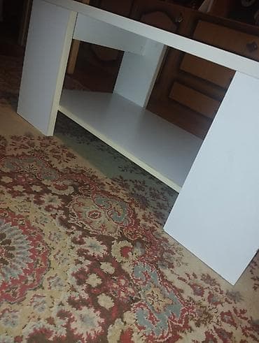 ogradice za decu: Beli klub sto/stočić za dnevnu sobu sa donjom policom. - — 2