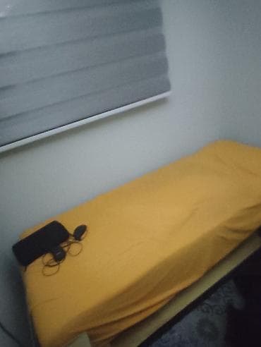 Jednokrevetni ležaj/sofa sa naslonom – sivi melirani štof,,,naslon za