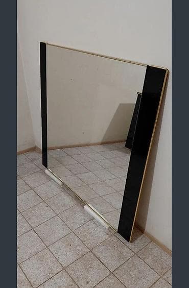 Set crnog visokog sjaja sa zlatnim detaljima – toaletni sto/komoda
