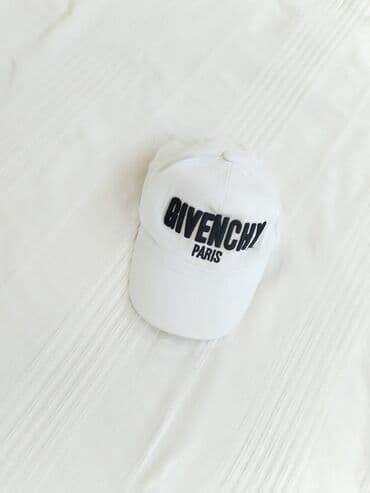 teddy kaput h m: Bela bejzbol kapa sa istaknutim crnim natpisom "GIVENCHY PARIS" na — 1