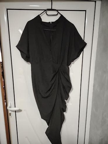 terranova haljina: Crna asimetrična haljina sa drapiranim čvorom - Boja: crna - Kroj — 1