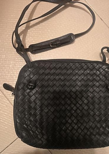 torbe na veliko: Torba crne boje, prirodna koza. Koža je kao tkana intrecciato — 10