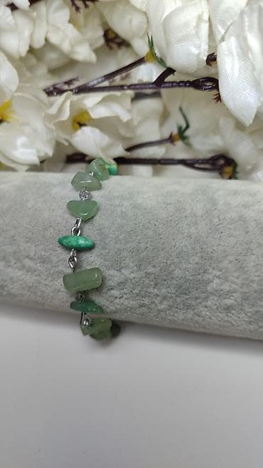 zeleni satovi: Narukvica sa prirodnim zelenim kamenčićima - Ručno nizani komadići — 2