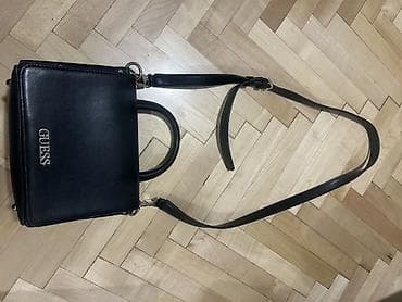 stitch stvari za školu: GUESS mini tašna – crna - Model: mini/boxy handbag sa tvrđom — 3