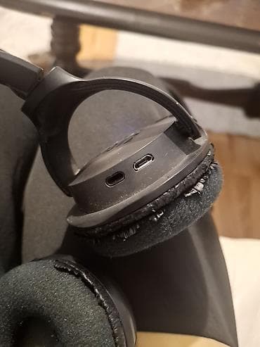 trimer u lidlu: JBL bežične on‑ear slušalice - Brend/model: JBL (logotip na obe — 3