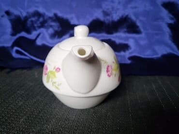 Bokalcic nov porcelanski. Bokal,sve na njemu odsjaj od svetla — 2