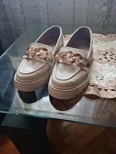 mokasine 37: Ženske mokasine u krem/bež boji sa dekorativnim zlatnim lancem. - — 3