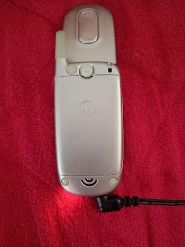 prodajem telefon: Motorola preklopni mobilni telefon (klap) – srebrna boja - — 7