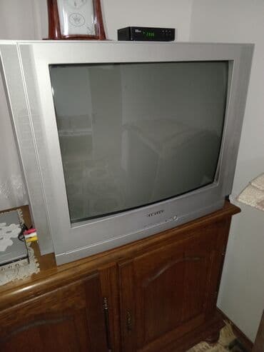 CRT televizor sa ravnim ekranom, idealan za gledanje omiljenih — 1