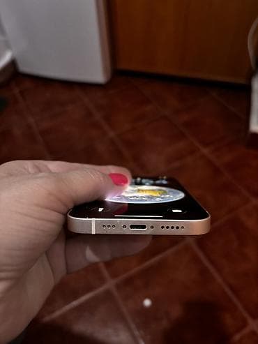 prodaja telefona polovnih: Apple iPhone 13 – bele boje - Ekran: 6.1" Super stanje telefona — 7