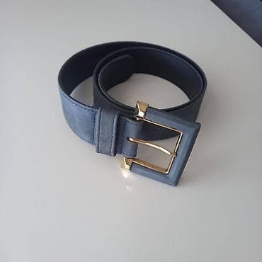 Sivi elegantni kais od prirodne kože. Na njemu stoji oznaka velicine