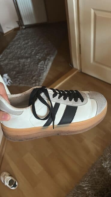 h m obuća: - Patike sa retro dizajnom, bele boje sa crnim detaljima i dvostrukim — 1