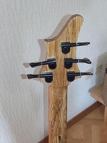 xs broj: Bass je rucni rad, izradjen od laganog drveta samba, Seymour Duncan — 2