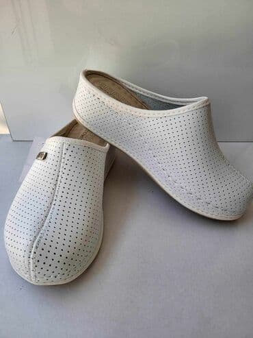 crocs zenske klompe: Brojevi 40
cena 2300
Porez — 1