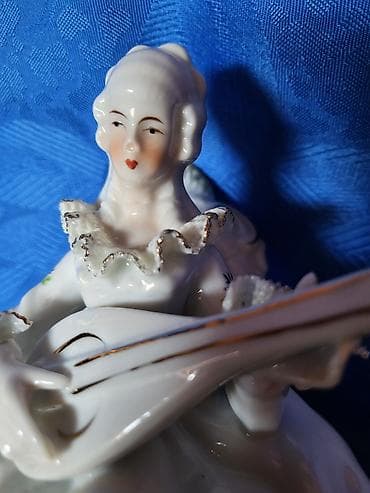 ukrasne figure: Nemacka nova figura dama sa mandolinom iz 70ih godina. Porcelanska — 2